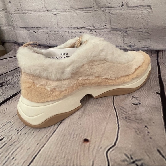 NWT Katy Perry The Fuzz fur low-top sneakers in white/nude 7 1/2 - Picture 6 of 8